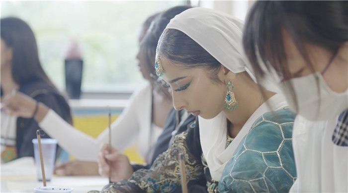 學(xué)生學(xué)習(xí)中國書法。帕特里克·謝德-西蒙茲攝