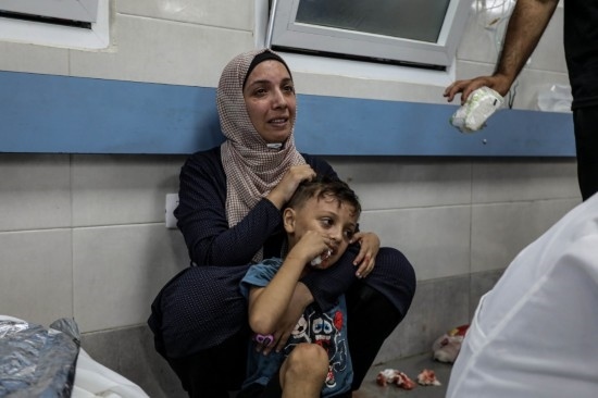 11月3日，人們在加沙城希法醫(yī)院接受治療。新華社發(fā)