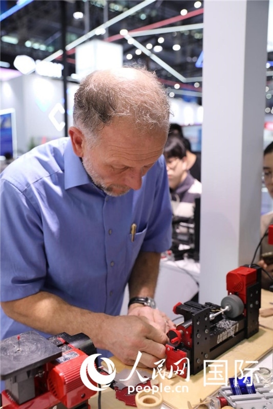 第25屆中國國際高新技術(shù)成果交易會15日在深圳開幕，圖為展商現(xiàn)場演示精密加工工具。人民網(wǎng)記者 魯揚攝