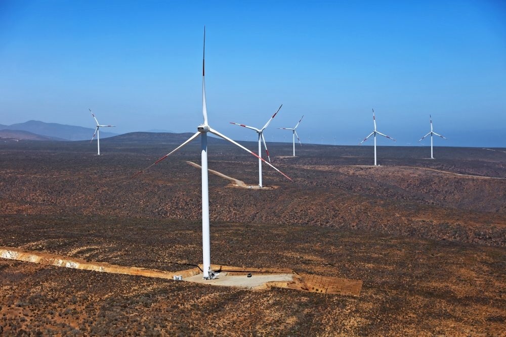 這是2023年2月14日拍攝的位于智利中部沿海的蓬塔謝拉風電場。蓬塔謝拉風電場是中國在智利投資建設的首個風電場，2018年正式投產發(fā)電，可滿足13萬戶家庭的用電需求，同時每年還能減少15.7萬噸碳排放。