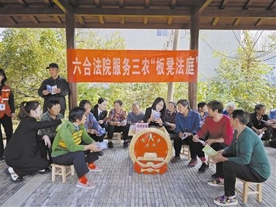  圖③：干警向附近農(nóng)戶解讀相關(guān)法律法規(guī)。