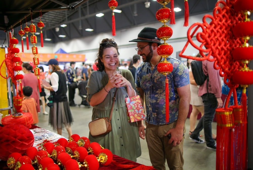 2023年1月21日，在新西蘭奧克蘭舉行的迎接中國農歷春節(jié)活動上，人們購買新春裝飾品。這個活動吸引當地上萬名各族裔民眾聚集一起，共迎中國春節(jié)。
