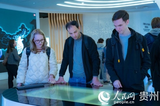 在國家大數(shù)據(jù)（貴州）綜合試驗區(qū)交流體驗中心，歐亞國家記者體驗貴州大數(shù)據(jù)應用場景。人民網(wǎng) 陽茜攝