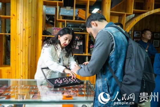 歐亞國家記者拍攝記錄黔東南州施洞鎮(zhèn)民族手工藝品。人民網(wǎng) 陽茜攝