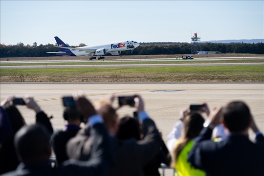 2023年11月8日，運送大熊貓的專機從美國弗吉尼亞州的華盛頓杜勒斯國際機場起飛。旅居美國的大熊貓“美香”“添添”和它們在華盛頓出生并長大的雄性幼崽“小奇跡”當天啟程返回中國。新華社記者 劉杰攝