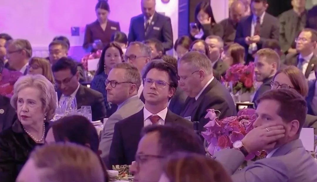 △當(dāng)?shù)貢r(shí)間11月15日晚，習(xí)近平主席在美國(guó)友好團(tuán)體聯(lián)合歡迎宴會(huì)上發(fā)表演講。圖為參加宴會(huì)的人士認(rèn)真聆聽(tīng)演講。