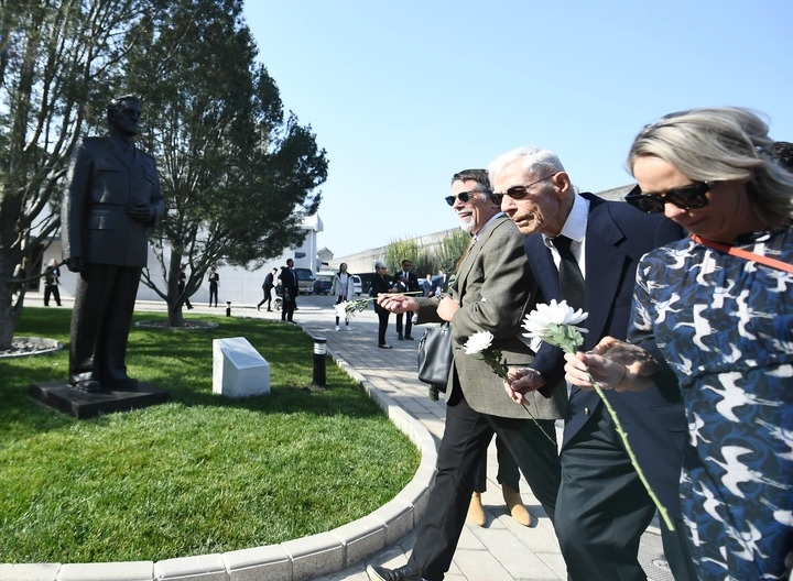 10月30日，在北京，飛虎隊老兵哈里·莫耶（中）向陳納德將軍雕像獻(xiàn)花。