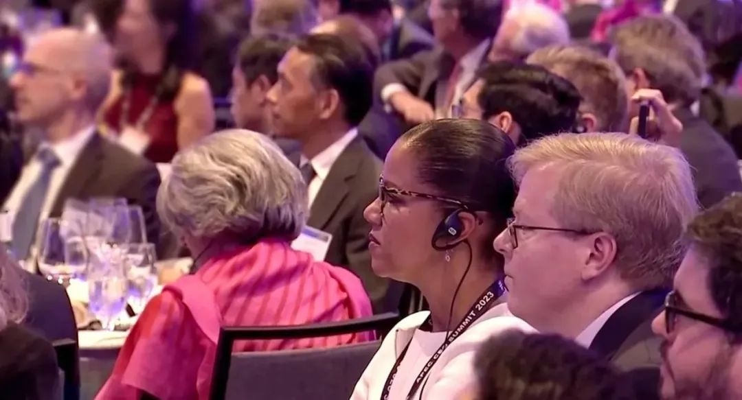 △參加宴會(huì)的人士認(rèn)真聆聽(tīng)演講。