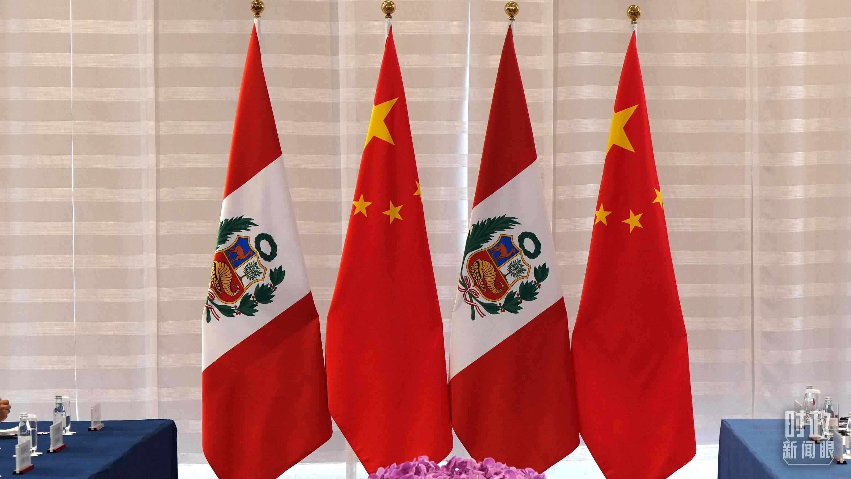 △會談現(xiàn)場的中秘兩國國旗。（總臺國廣記者李晉拍攝）