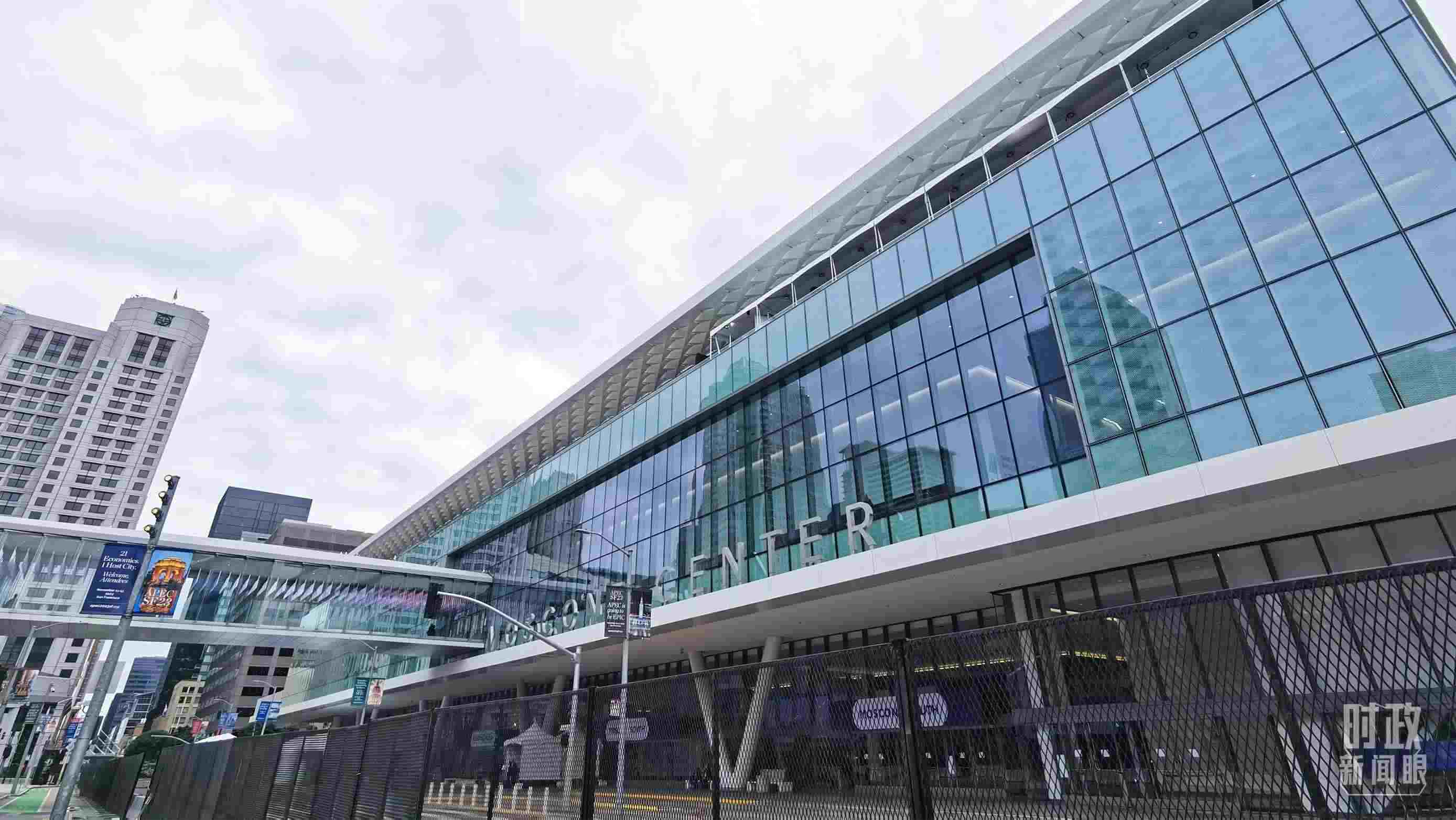 △美國舊金山，莫斯康中心，APEC第三十次領(lǐng)導(dǎo)人非正式會議在這里舉行。（總臺央視記者曹亞星拍攝）