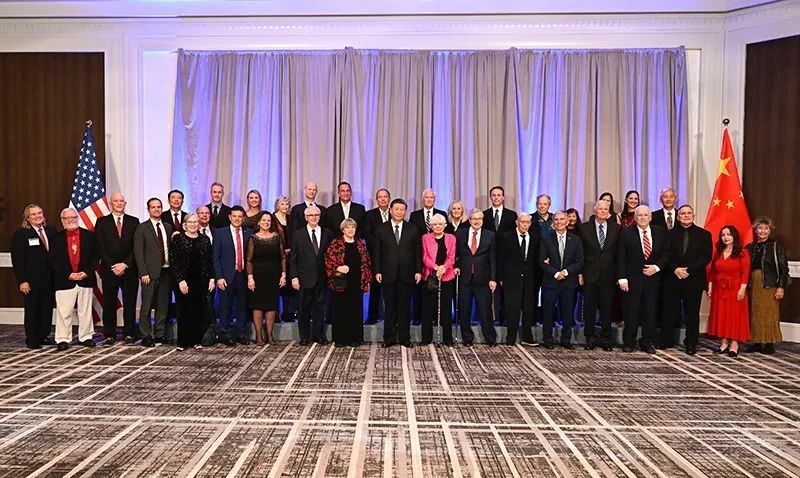 △宴會(huì)開(kāi)始前，習(xí)近平主席會(huì)見(jiàn)飛虎隊(duì)和史迪威將軍后人、鼓嶺、艾奧瓦州、華盛頓州等方面友好人士代表，同他們親切交談并合影留念。