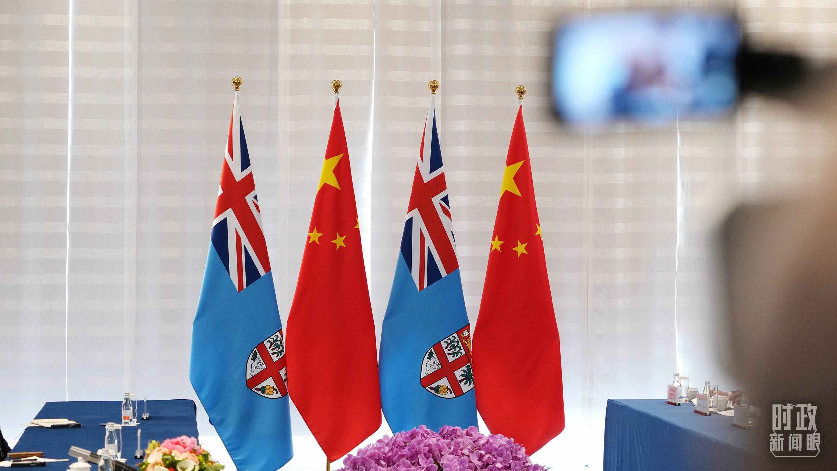 △會談現(xiàn)場的中斐兩國國旗。（總臺國廣記者李晉拍攝）