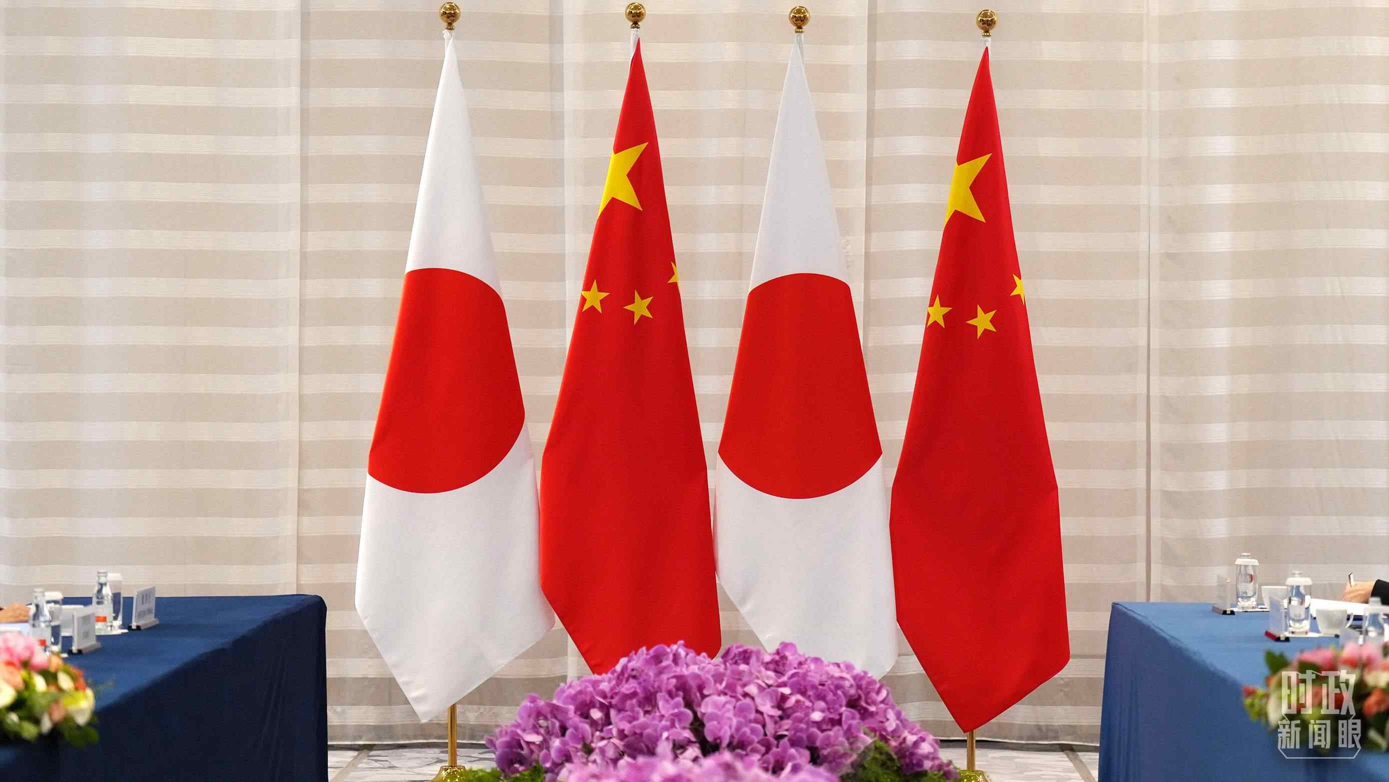 △會談現(xiàn)場的中日兩國國旗。（總臺國廣記者李晉拍攝）