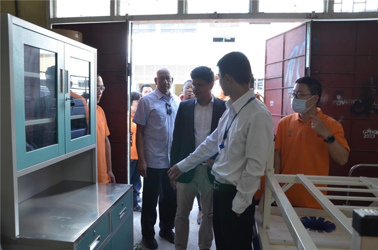 喬治敦公立醫(yī)院執(zhí)行院長接收捐贈物資。第十九期中國援圭亞那醫(yī)療隊供圖