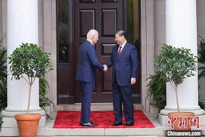 當(dāng)?shù)貢r間11月15日，中國國家主席習(xí)近平在美國舊金山斐洛里莊園同美國總統(tǒng)拜登舉行中美元首會晤。中新社記者 盛佳鵬 攝