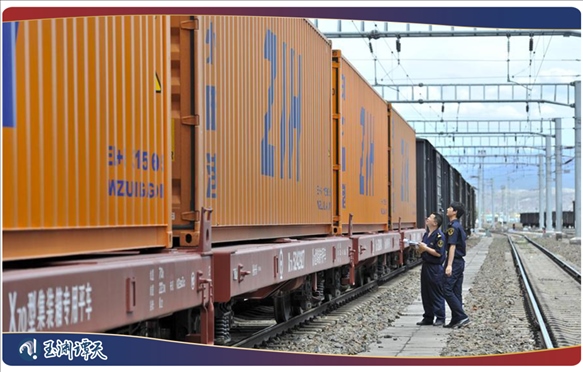 ｜｜新疆阿拉山口，中歐班列從這里經(jīng)過(guò)