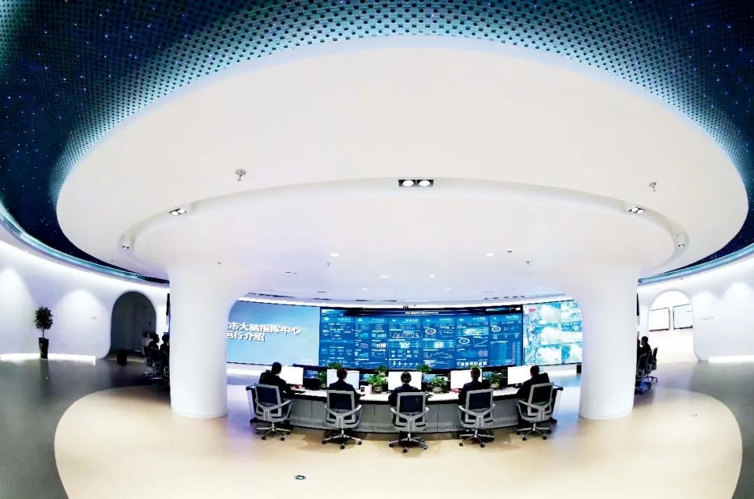 2021年2月2日，江西省撫州市東鄉(xiāng)區(qū)城市大腦指揮中心，工作人員通過城市大腦指揮平臺(tái)實(shí)時(shí)監(jiān)控、抓取、分析相關(guān)案件。