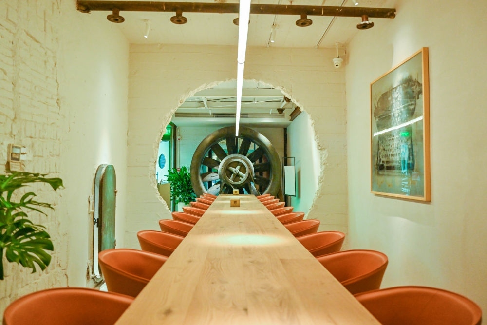 “絲聯(lián)166”園區(qū)內(nèi)保留工業(yè)遺存的咖啡館。（受訪者供圖）