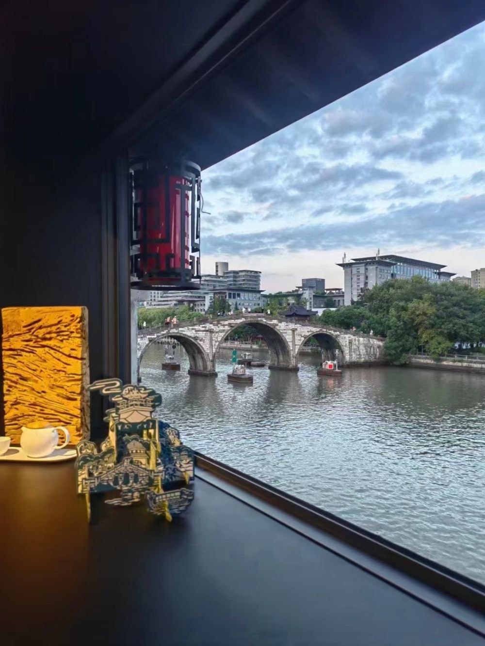 文創(chuàng)產(chǎn)品與拱宸橋。（受訪者供圖）