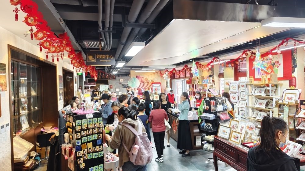 游客在天津市西青區(qū)楊柳青民俗文化館游覽。（新華社記者宋瑞 攝）