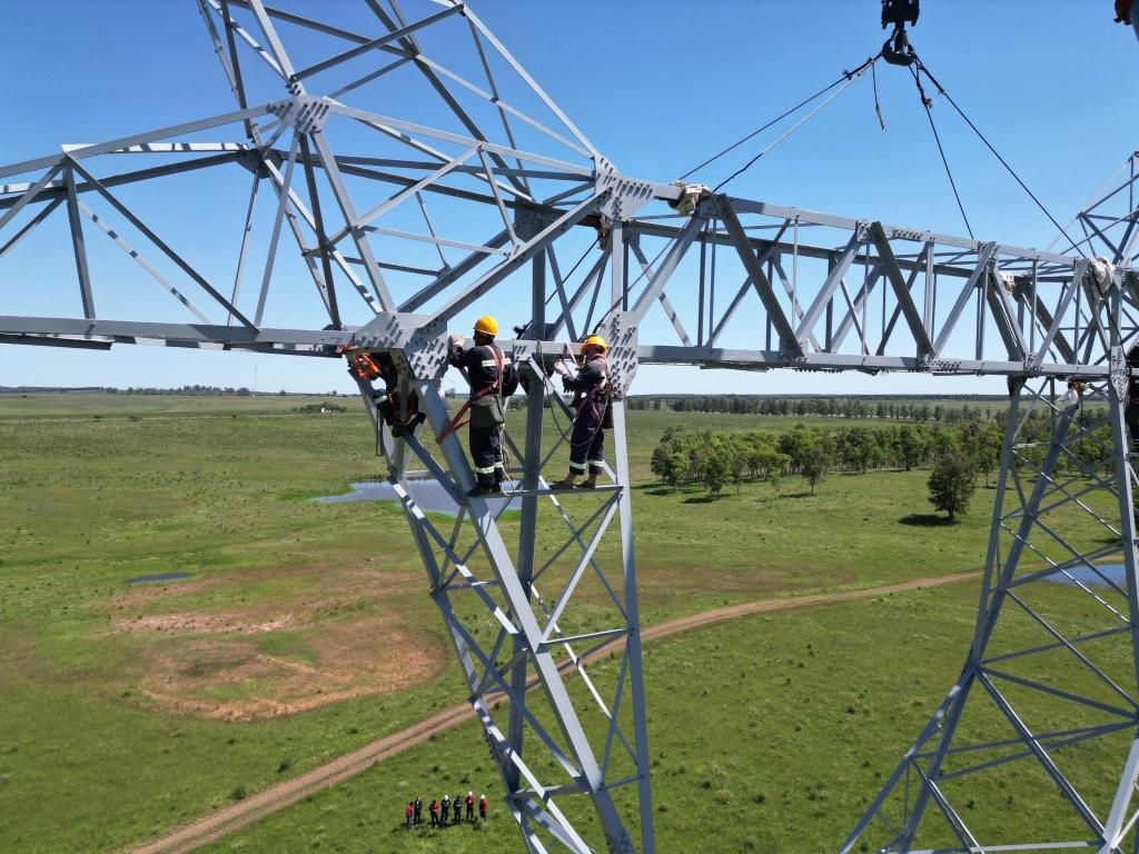 這是2023年11月15日拍攝的位于烏拉圭派桑杜省烏拉圭500千伏輸變電環(huán)網(wǎng)閉合項(xiàng)目施工現(xiàn)場(chǎng)。