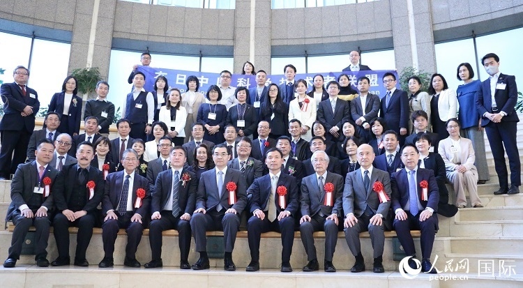 到場嘉賓與中國駐日本大使吳江浩合影留念。人民網(wǎng) 許可攝
