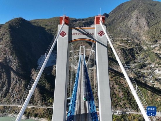 11月25日，列車(chē)通過(guò)麗香鐵路金沙江特大橋（無(wú)人機(jī)照片）。