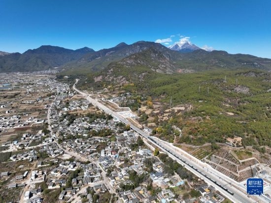 11月25日在麗江市境內(nèi)拍攝的即將開(kāi)通的麗香鐵路（無(wú)人機(jī)照片）。