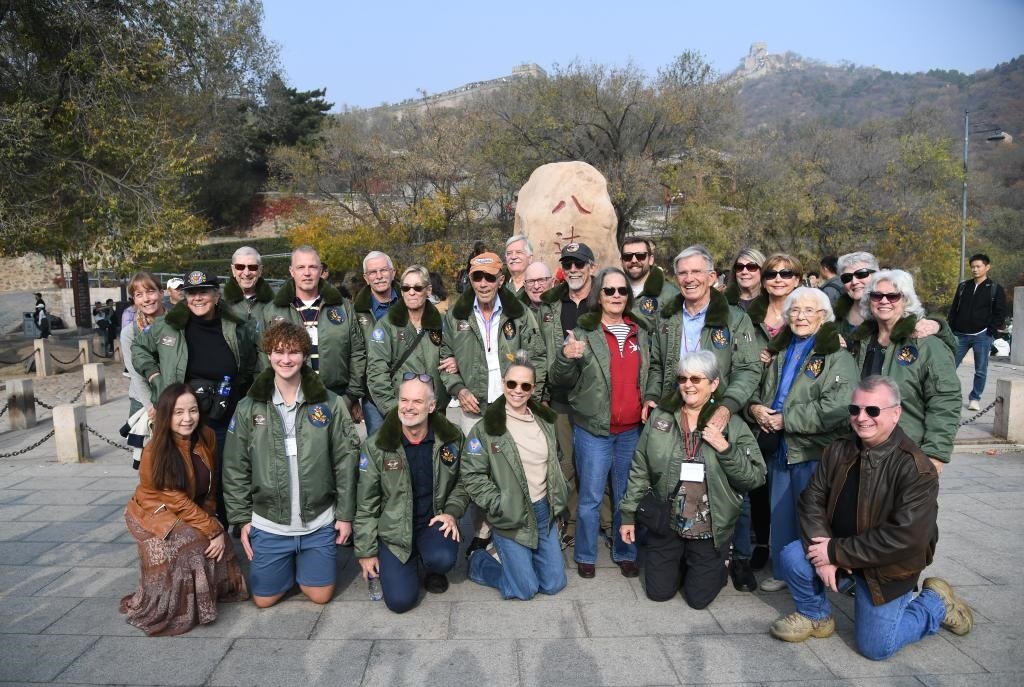 10月29日，飛虎隊(duì)老兵莫耶一行人在北京八達(dá)嶺長(zhǎng)城合影留念。當(dāng)日，美中航空遺產(chǎn)基金會(huì)訪華代表團(tuán)成員陸續(xù)抵達(dá)北京。新華社記者任超攝