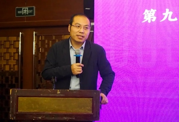 清華大學(xué)社會(huì)科學(xué)學(xué)院副院長、政治學(xué)系長聘教授孟天廣在研討會(huì)上總結(jié)發(fā)言。主辦方供圖