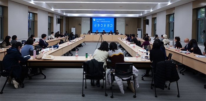 “區(qū)域國(guó)別學(xué)視角下的日語(yǔ)學(xué)科建設(shè)”圓桌論壇現(xiàn)場(chǎng)。主辦方供圖