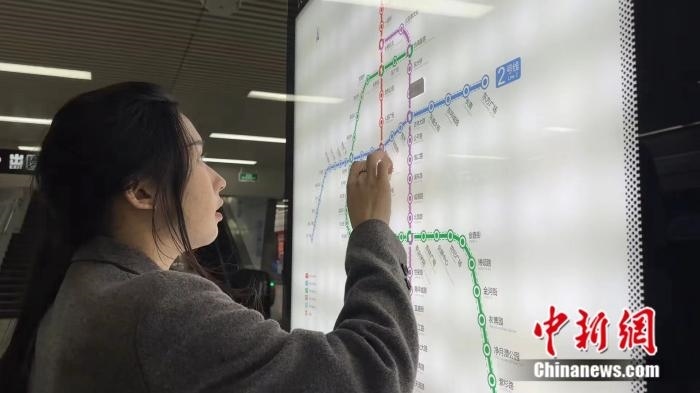 李佳夢正在坐地鐵。呂盛楠 攝