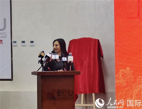 埃及中國(guó)大學(xué)副董事長(zhǎng)索娜塔致辭。人民網(wǎng)記者 沈小曉攝