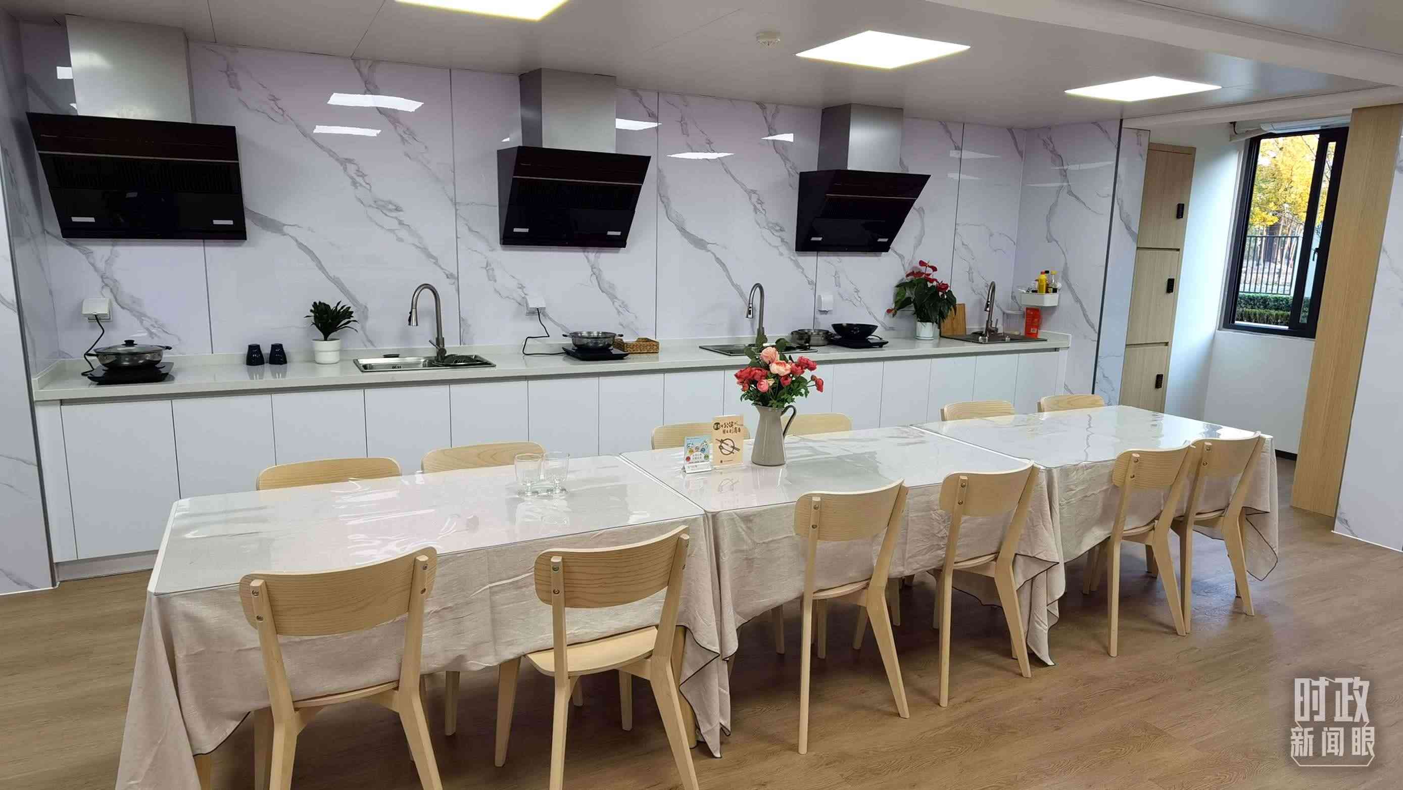 △閔行區(qū)新時(shí)代城市建設(shè)者管理者之家內(nèi)的共享廚房。（總臺(tái)央視記者郭鴻拍攝）