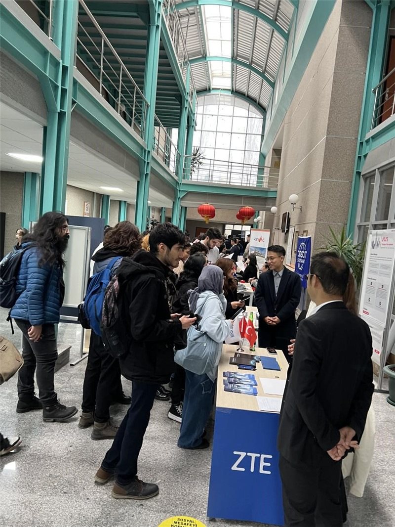 土耳其大學(xué)生在中企展臺(tái)交流。主辦方供圖