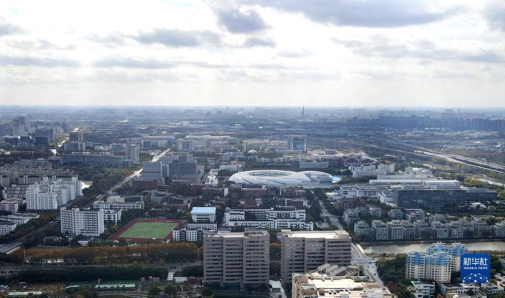 這是2023年11月25日在上海浦東新區(qū)張江科學(xué)城拍攝的形如鸚鵡螺的大科學(xué)裝置上海光源（中）（無人機照片）。新華社記者 方喆 攝