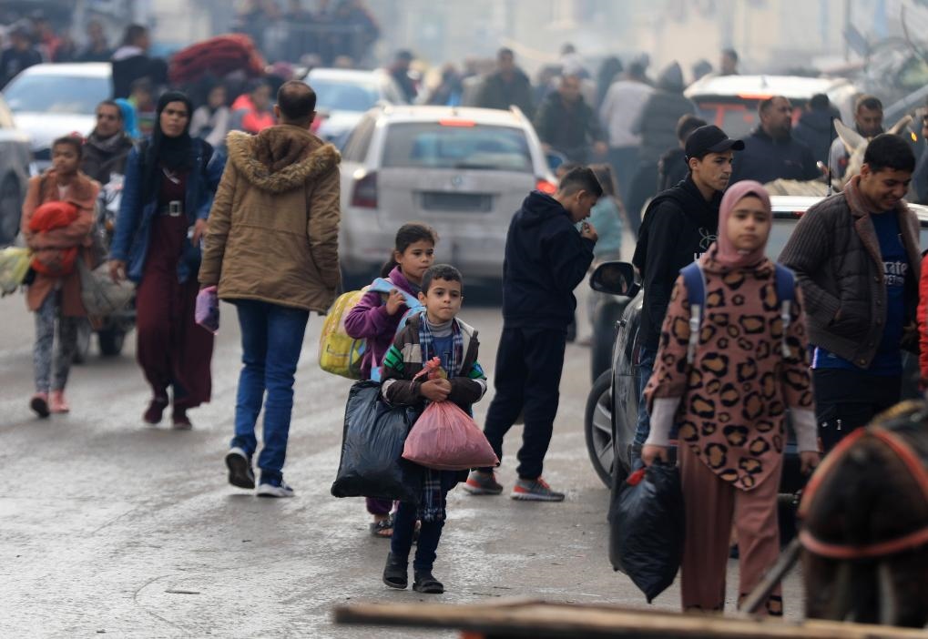 12月1日，在加沙地帶南部城市汗尤尼斯，人們?cè)谝攒娀謴?fù)軍事行動(dòng)后逃離家園。新華社發(fā)（亞西爾·庫迪攝）