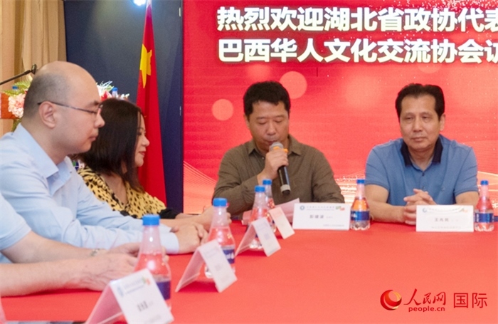 巴西文協(xié)監(jiān)事長彭建波（右二）在座談會(huì)上致辭。 人民網(wǎng)記者 陳海琪攝