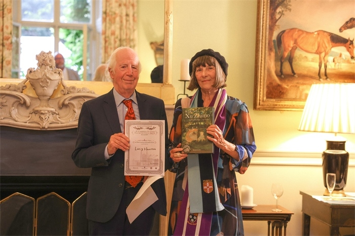 艾倫·麥克法蘭教授為漢密爾頓頒發(fā)文學(xué)類終身成就獎(jiǎng)。雨珊攝