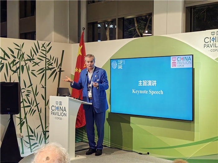 意大利都靈理工大學(xué)終身教授岡特·鮑利發(fā)言。COP28中國角供圖