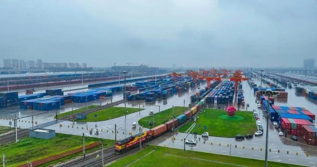 △2023年9月28日，中歐班列長安號第20000列從陜西西安國際港站開出。