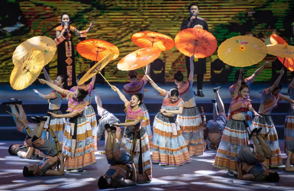 2023年1月18日，以“同心筑厚誼 攜手共發(fā)展”為主題的2023年中越跨國春節(jié)聯(lián)歡晚會(huì)在云南省紅河哈尼族彝族自治州河口瑤族自治縣舉行，越南老街省民族藝術(shù)歌舞團(tuán)的演員在晚會(huì)上表演歌舞《漂浮在云端的節(jié)日》。新華社記者 胡超 攝