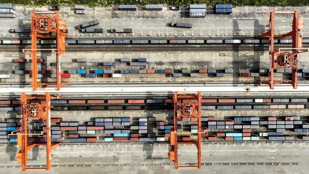 △2023年11月12日，火車在廣西欽州港碼頭裝運集裝箱。