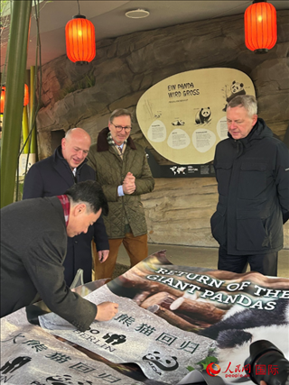 吳墾大使簽名。人民網(wǎng)記者 徐馨攝