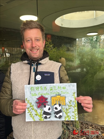 特別從法國趕來送別“夢想”“夢圓”的專業(yè)級熊貓粉絲 Pouille先生和此次征集的兒童作品。人民網(wǎng)記者 徐馨攝