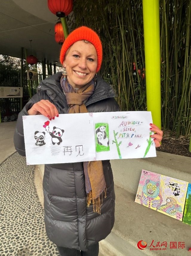 桑德拉和德國小朋友們的作品。右圖寫著“祝福好運，再見 Pit和Paule（“夢想”“夢圓”的德語名字）”。人民網(wǎng)記者 徐馨攝