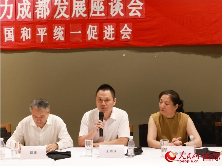 中國駐里約總領(lǐng)館副總領(lǐng)事王尉育（中）在座談會(huì)中致辭。人民網(wǎng)記者 陳海琪攝