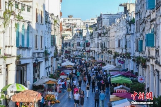 圖為?？隍T樓老街游客如織。 <a target='_blank' href='/' ><p align=