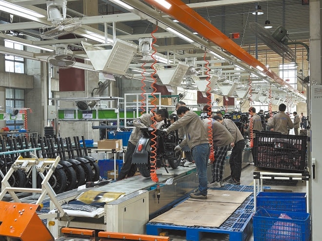  產(chǎn)業(yè)領跑 在長三角一體化發(fā)展格局下，新能源制造業(yè)通過產(chǎn)業(yè)集群協(xié)同發(fā)展，形成現(xiàn)代化產(chǎn)業(yè)體系。圖為位于江蘇常州市的比亞迪工廠內(nèi)，工作人員正在組裝銷往非洲國家的電動摩托車。 拉丁美洲通訊社古巴籍攝影記者 朗尼·洛佩茲（中文名羅帥）攝