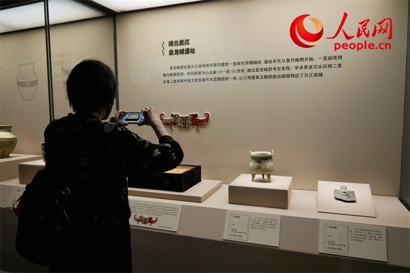 今年9月，觀眾正在參觀“鑒往知遠——新時代考古成果展”。人民網(wǎng)記者 韋衍行攝